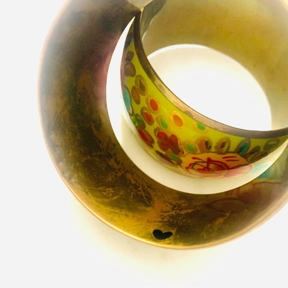 HEART CUT OUT Vintage Enamel Hand Painted Two Chunky Brass Bangle Bracel… - Picture 4 of 4